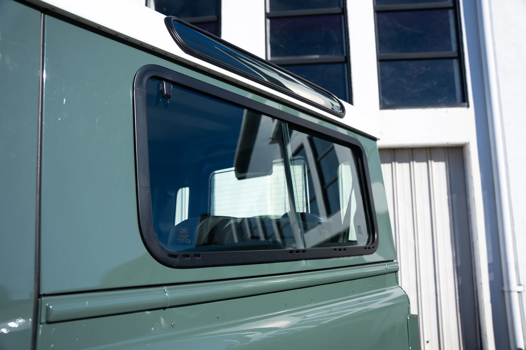 2015 Land Rover Defender 90 - Image 16 of 31