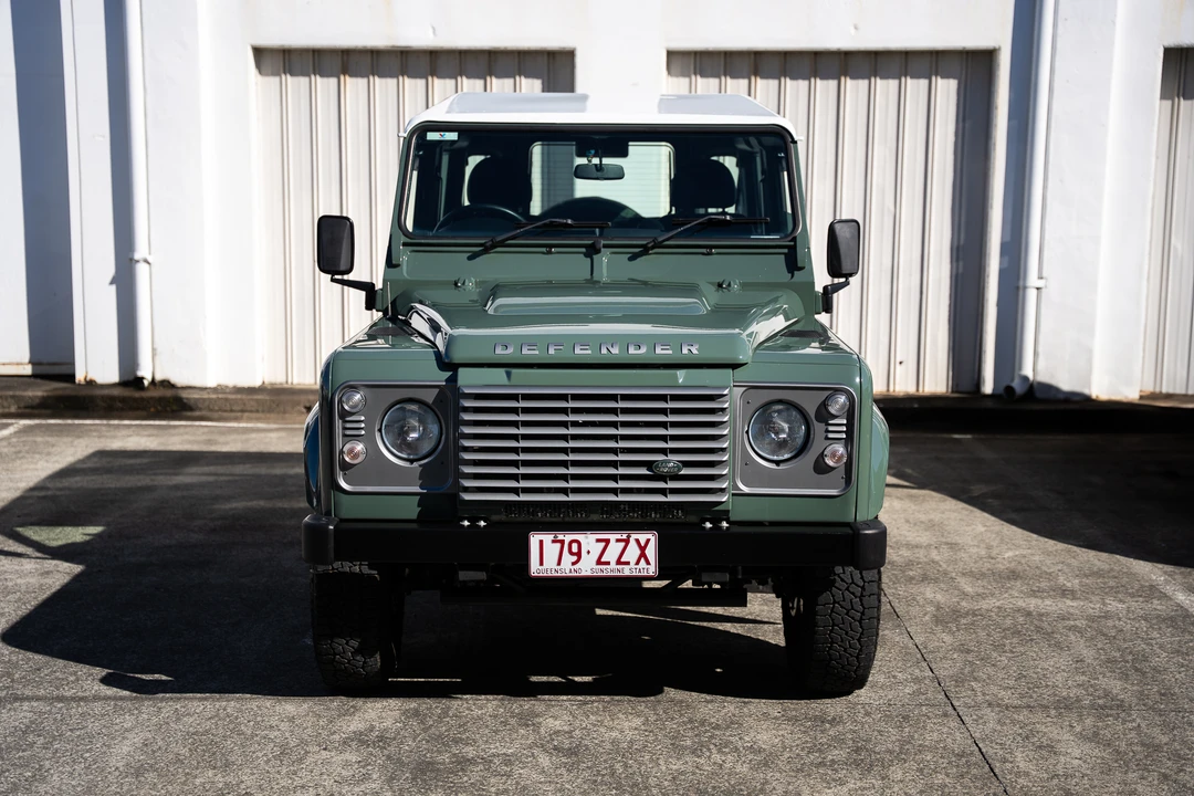 2015 Land Rover Defender 90 - Image 10 of 31