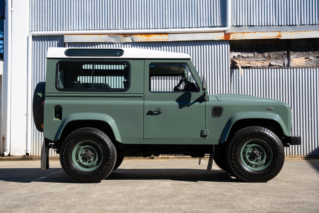 2015 Land Rover Defender 90 - Image 8 of 31