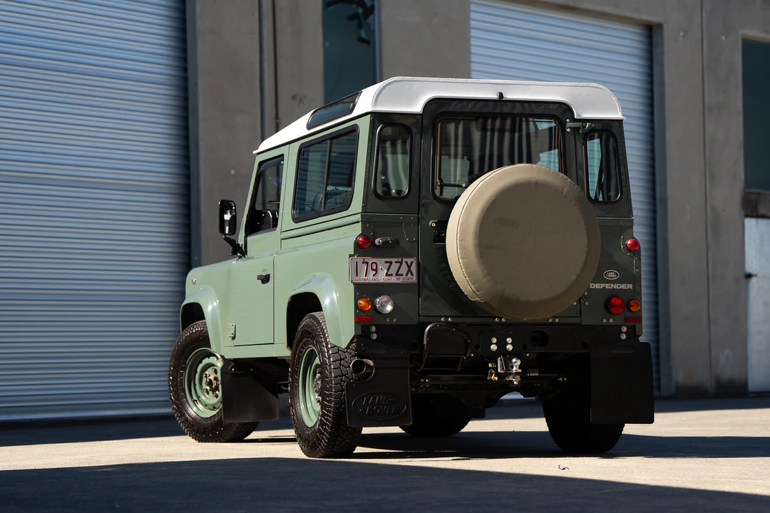 2015 Land Rover Defender 90 - Image 5 of 31