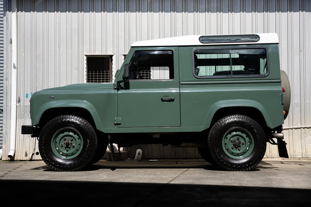 2015 Land Rover Defender 90 - Image 4 of 31