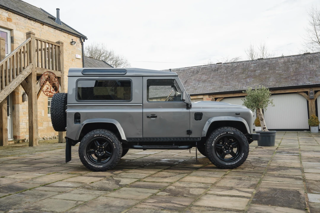 2015 Land Rover Defender 90 - Image 4 of 31