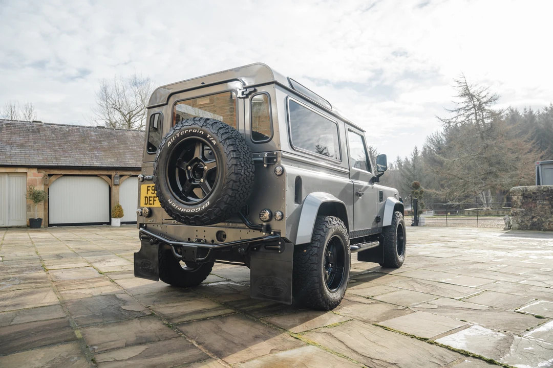 2015 Land Rover Defender 90 - Image 5 of 31