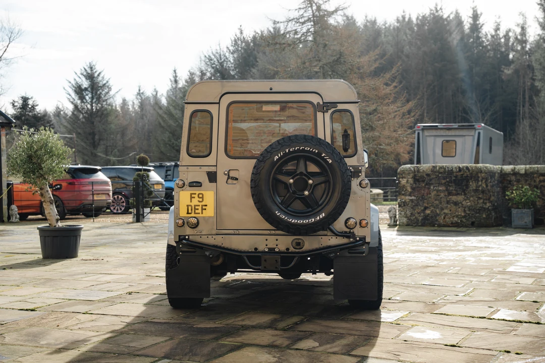 2015 Land Rover Defender 90 - Image 6 of 31