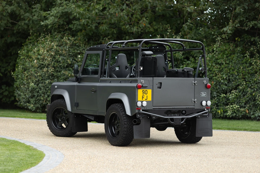 2015 Land Rover Defender 90 - Image 5 of 31