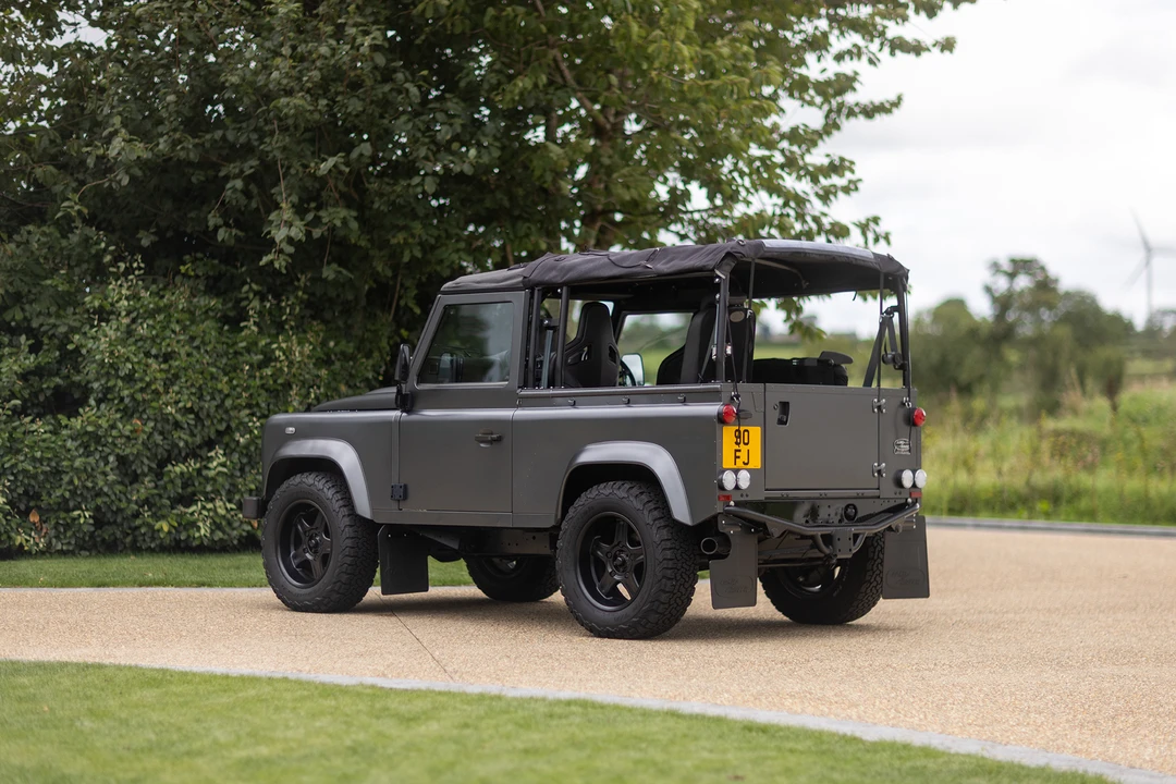 2015 Land Rover Defender 90 - Image 14 of 31
