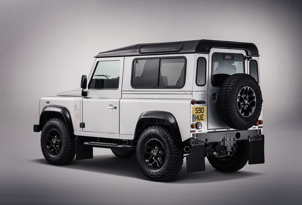 2015 Land Rover Defender 90 - Image 8 of 22