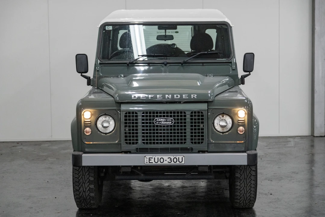2015 Land Rover Defender 90 - Image 10 of 31