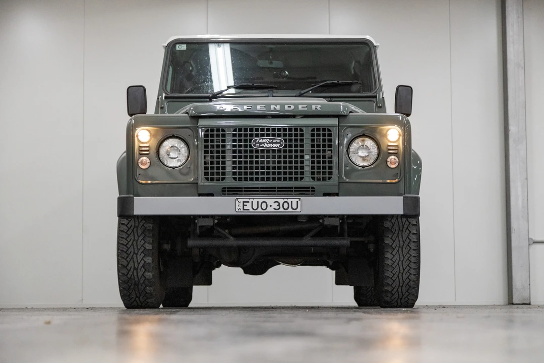 2015 Land Rover Defender 90 - Image 18 of 31