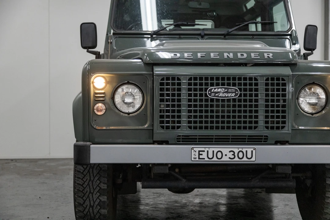 2015 Land Rover Defender 90 - Image 25 of 31