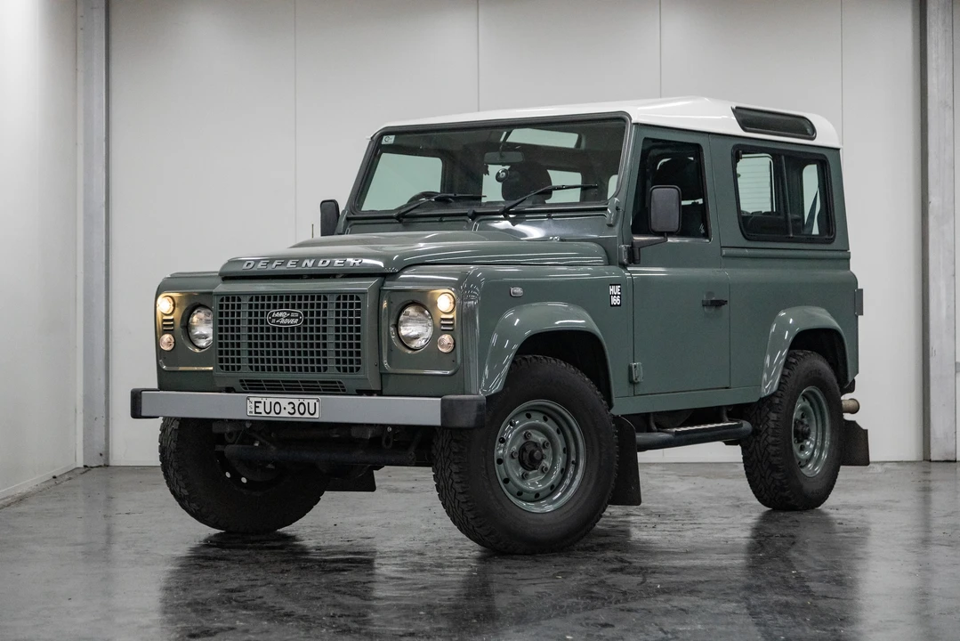 2015 Land Rover Defender 90 - Image 3 of 31