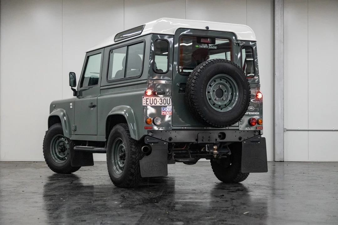 2015 Land Rover Defender 90 - Image 13 of 31