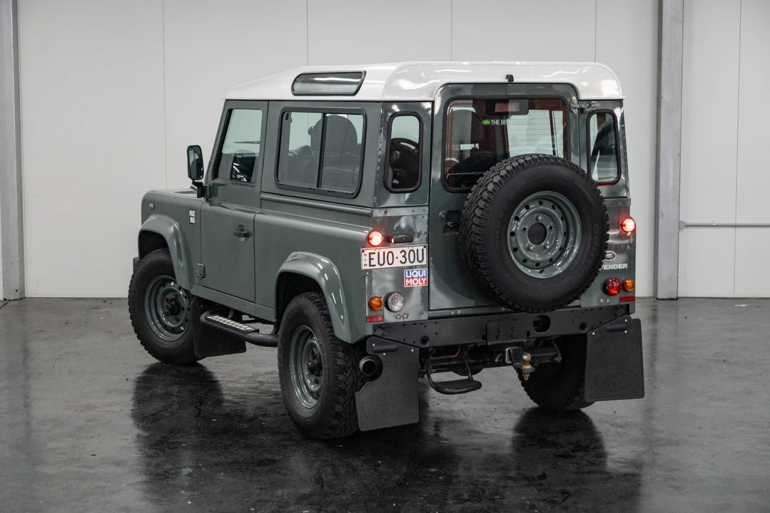 2015 Land Rover Defender 90 - Image 5 of 31