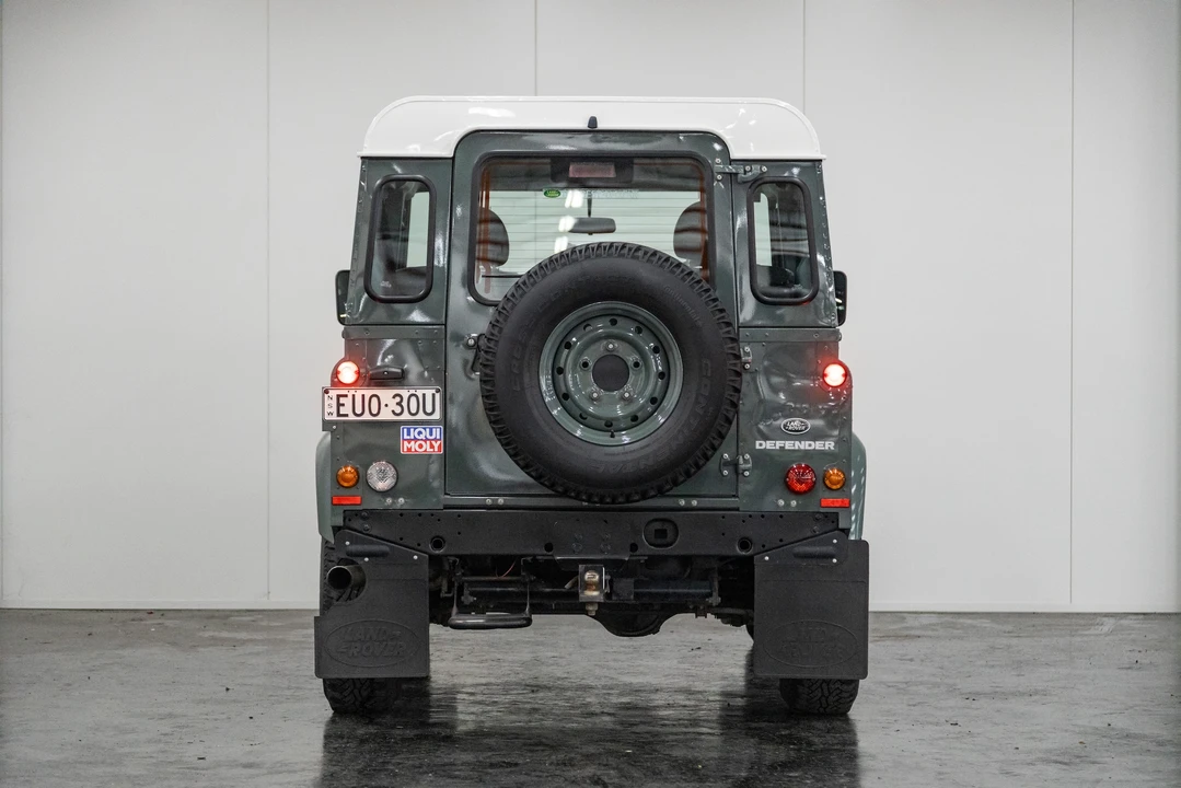 2015 Land Rover Defender 90 - Image 6 of 31