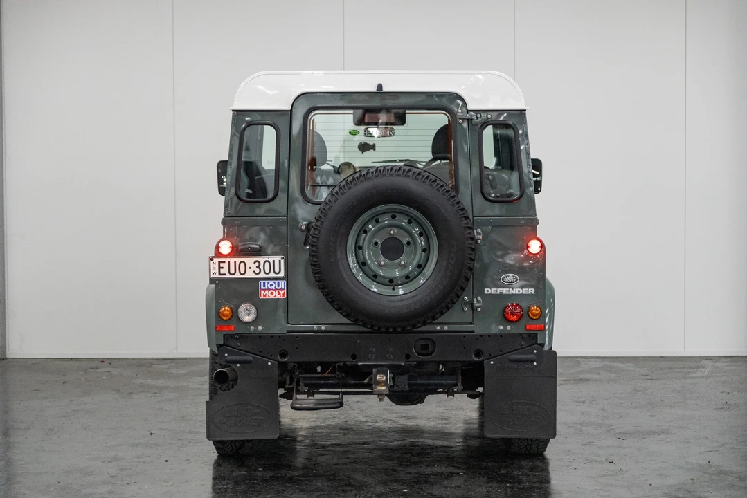 2015 Land Rover Defender 90 - Image 14 of 31