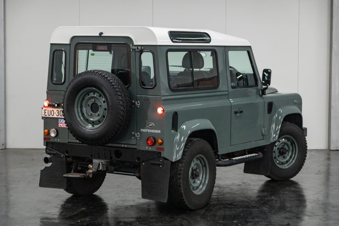 2015 Land Rover Defender 90 - Image 15 of 31