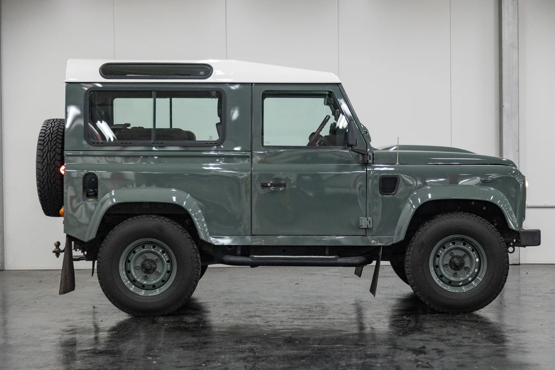 2015 Land Rover Defender 90 - Image 8 of 31