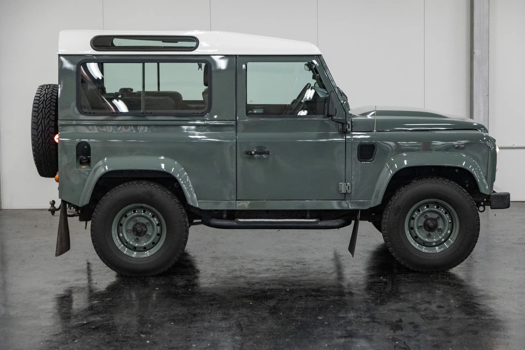 2015 Land Rover Defender 90 - Image 16 of 31