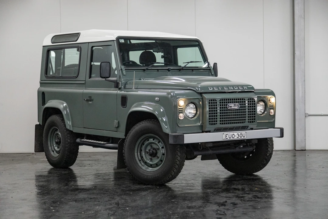 2015 Land Rover Defender 90 - Image 9 of 31