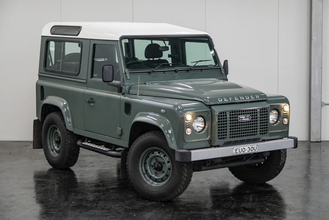 2015 Land Rover Defender 90 - Image 17 of 31
