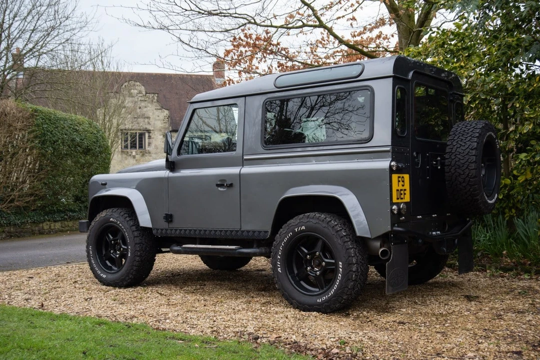 2015 Land Rover Defender 90 - Image 7 of 30