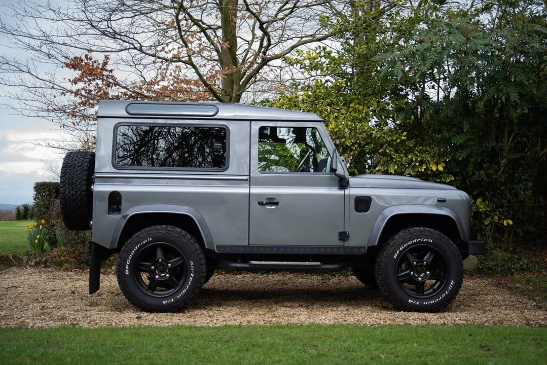 2015 Land Rover Defender 90 - Image 17 of 30