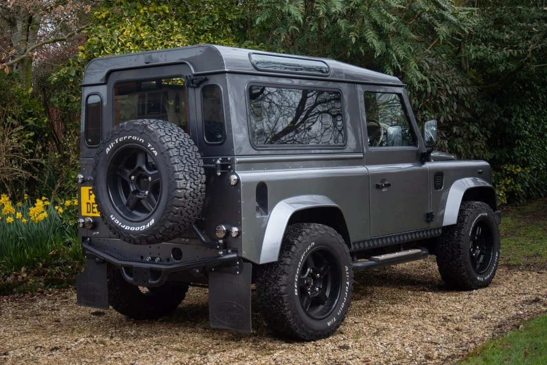 2015 Land Rover Defender 90 - Image 4 of 30