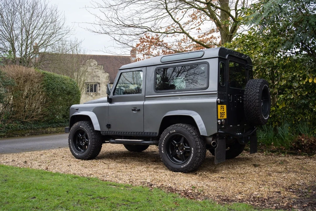 2015 Land Rover Defender 90 - Image 5 of 30