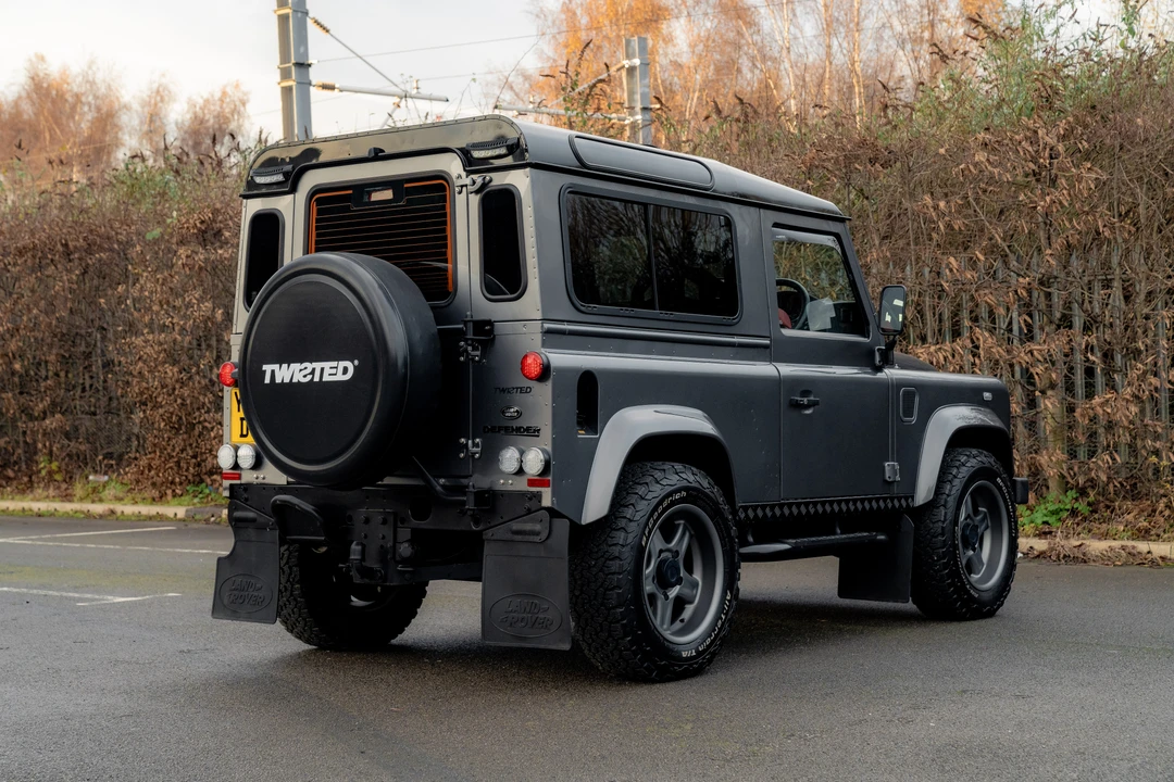 2015 Land Rover Defender 90 - Image 5 of 31