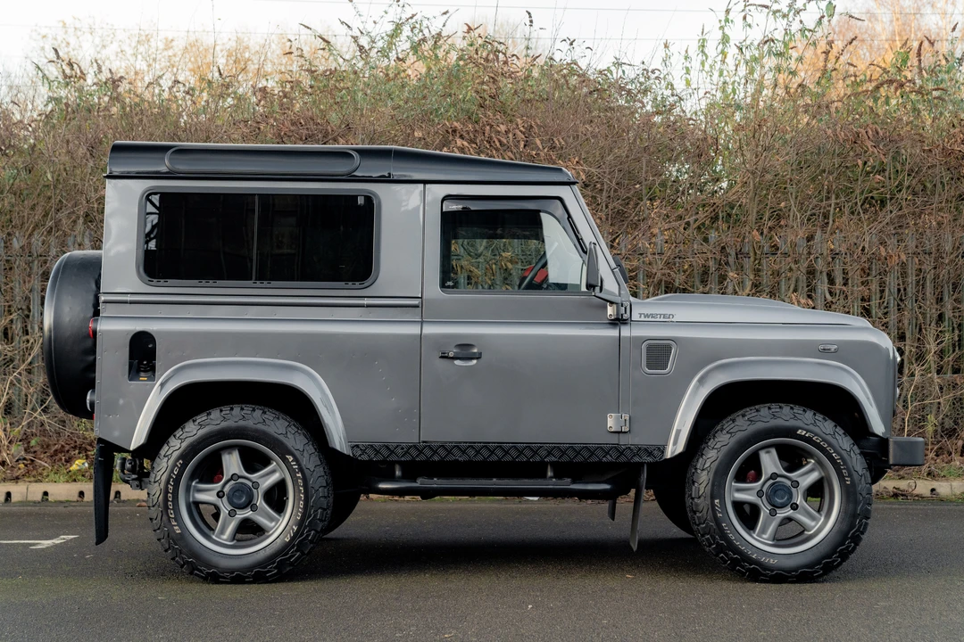 2015 Land Rover Defender 90 - Image 16 of 31