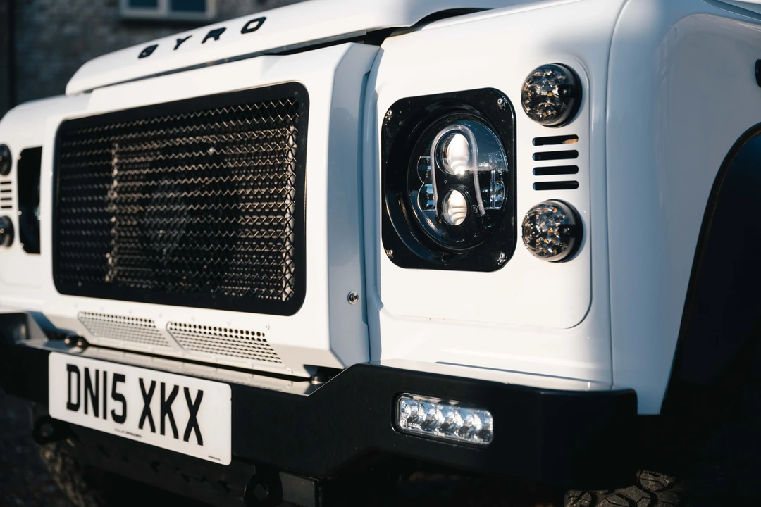 2015 Land Rover Defender 90 - Image 17 of 31