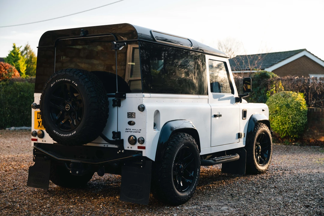 2015 Land Rover Defender 90 - Image 6 of 31