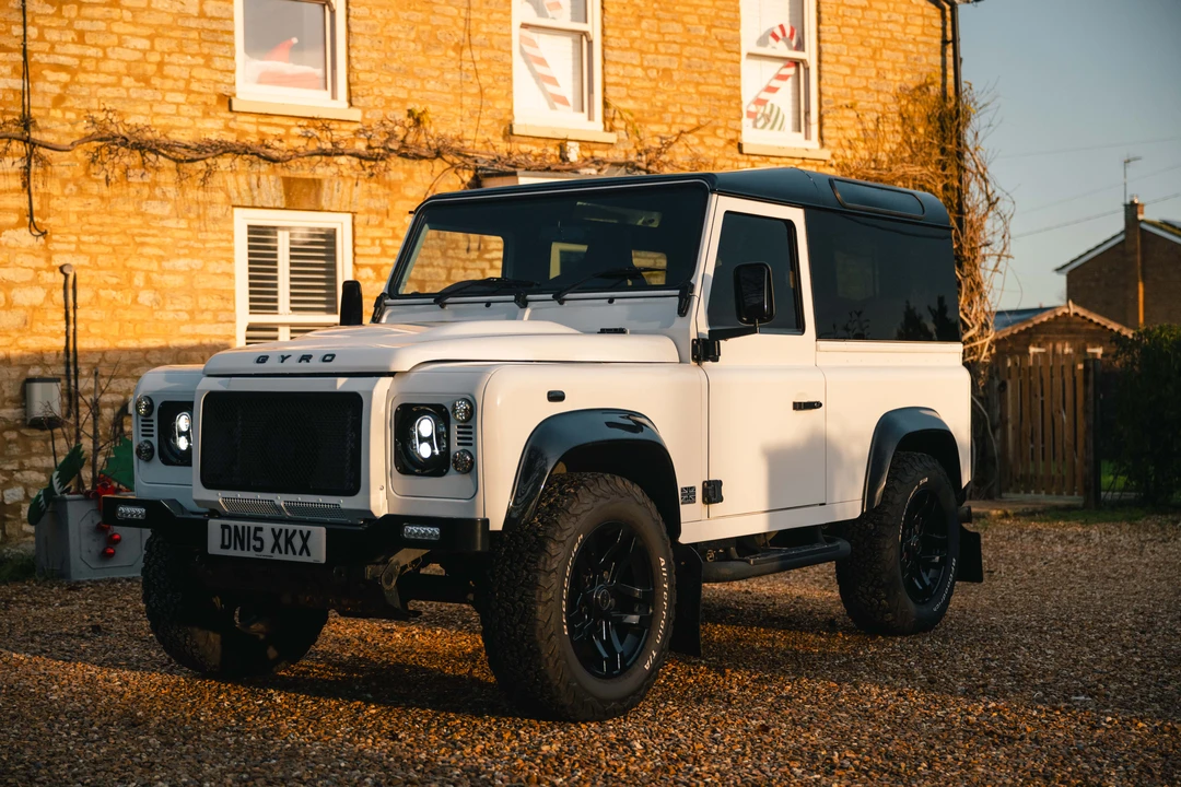 2015 Land Rover Defender 90 - Image 3 of 31