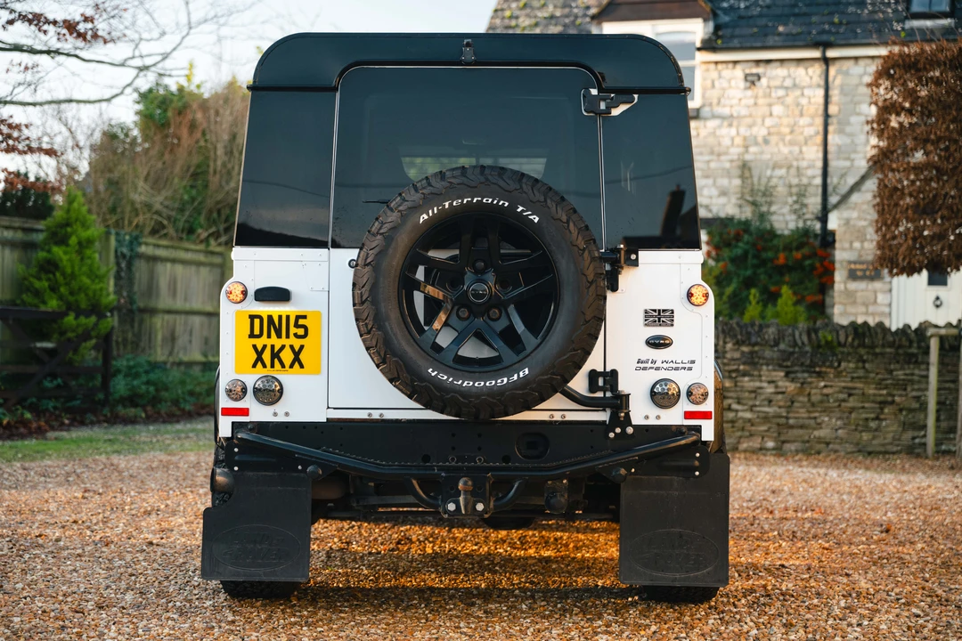 2015 Land Rover Defender 90 - Image 5 of 31