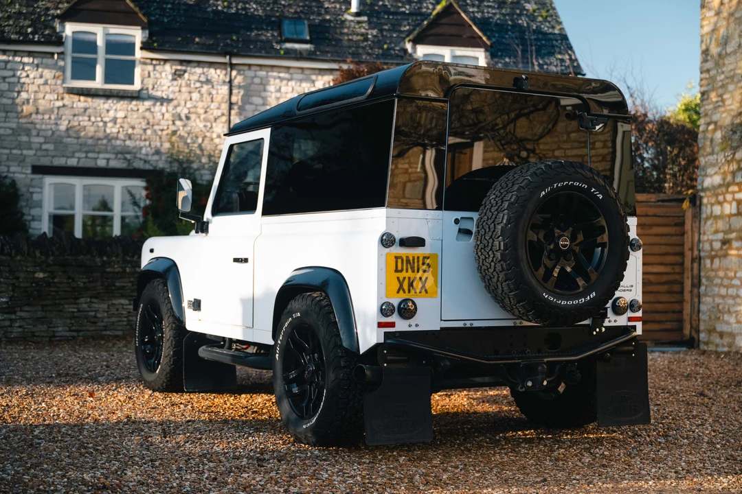 2015 Land Rover Defender 90 - Image 4 of 31