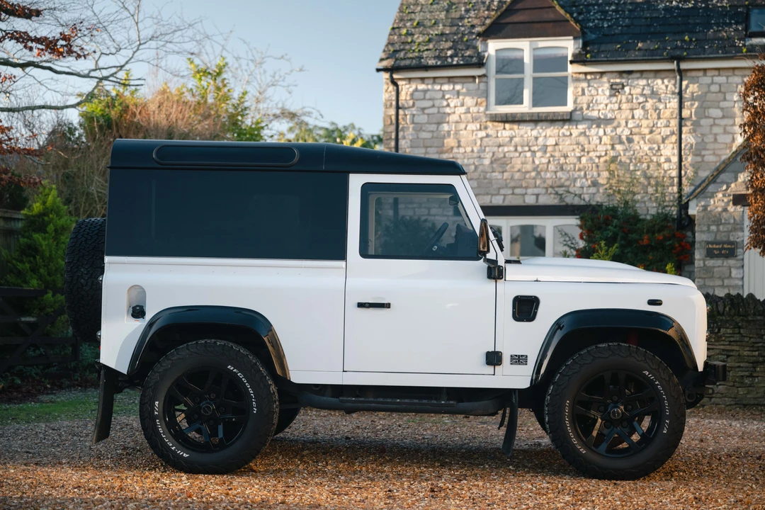 2015 Land Rover Defender 90 - Image 7 of 31