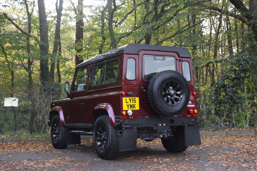 2015 Land Rover Defender 90 - Image 19 of 30