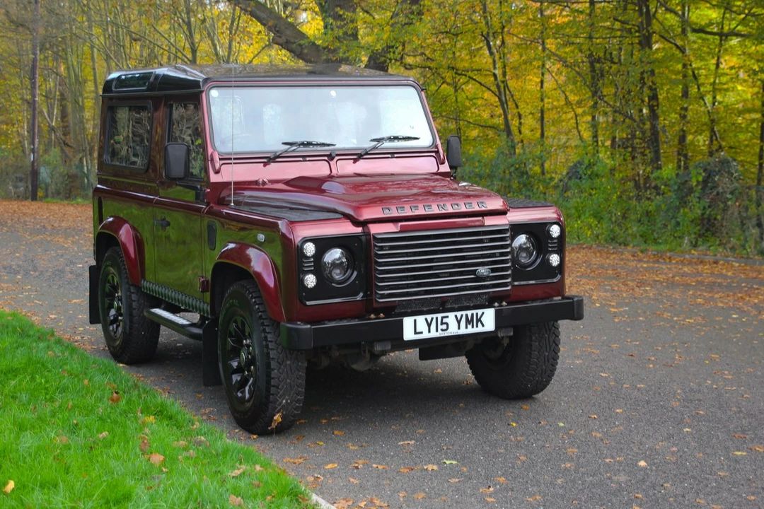 2015 Land Rover Defender 90 - Image 11 of 30