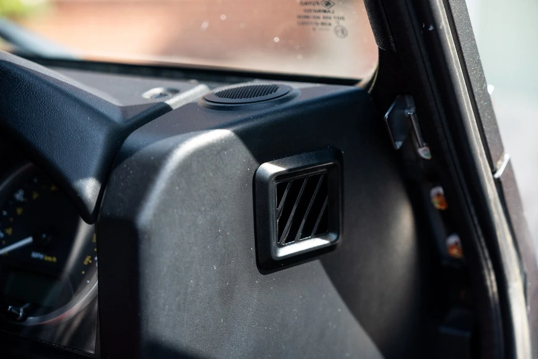 2015 Land Rover Defender 90 - Image 27 of 30