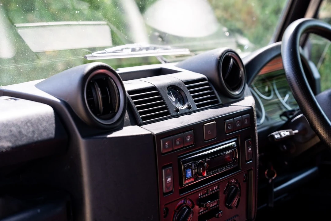 2015 Land Rover Defender 90 - Image 10 of 30