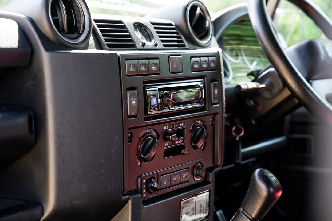 2015 Land Rover Defender 90 - Image 12 of 30