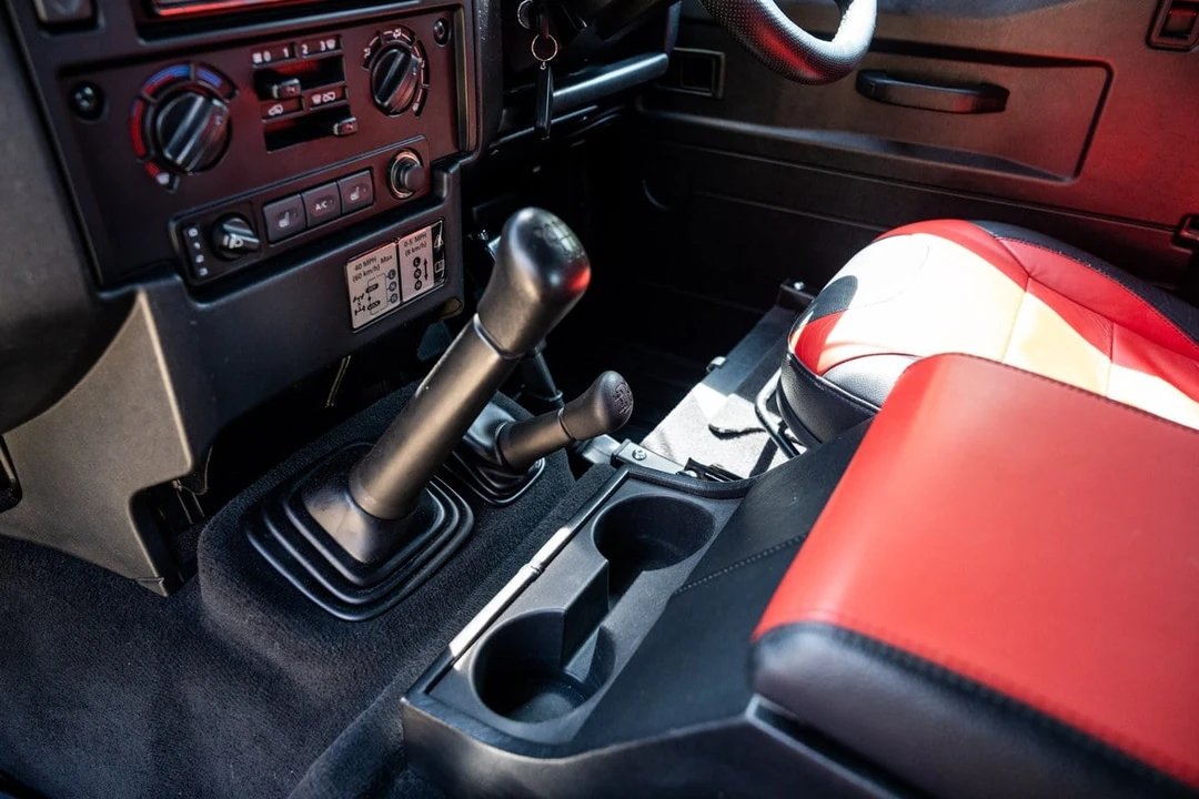 2015 Land Rover Defender 90 - Image 16 of 30