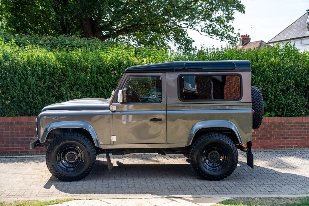 2015 Land Rover Defender 90 - Image 13 of 30