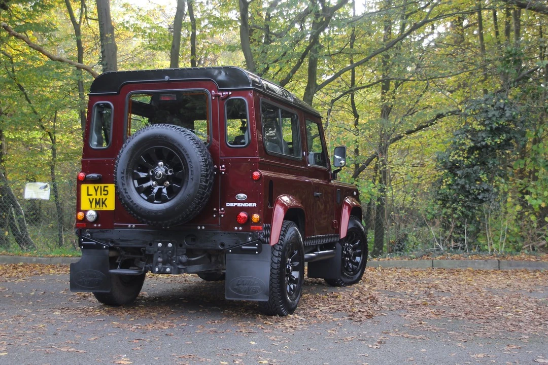 2015 Land Rover Defender 90 - Image 17 of 30