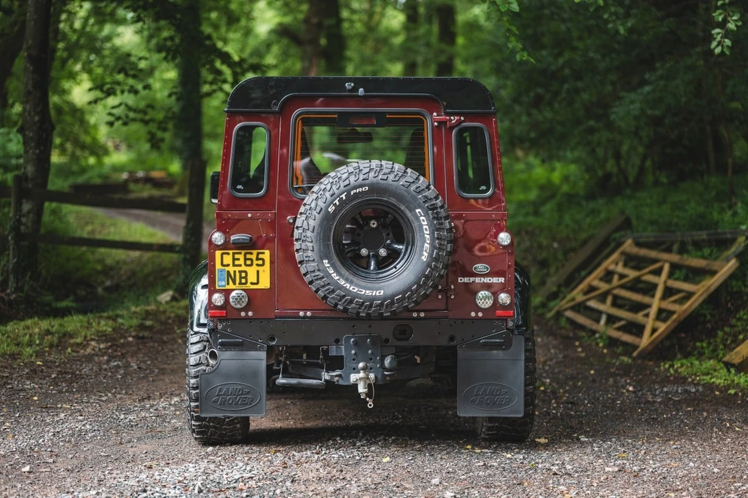 2015 Land Rover Defender 90 - Image 5 of 30