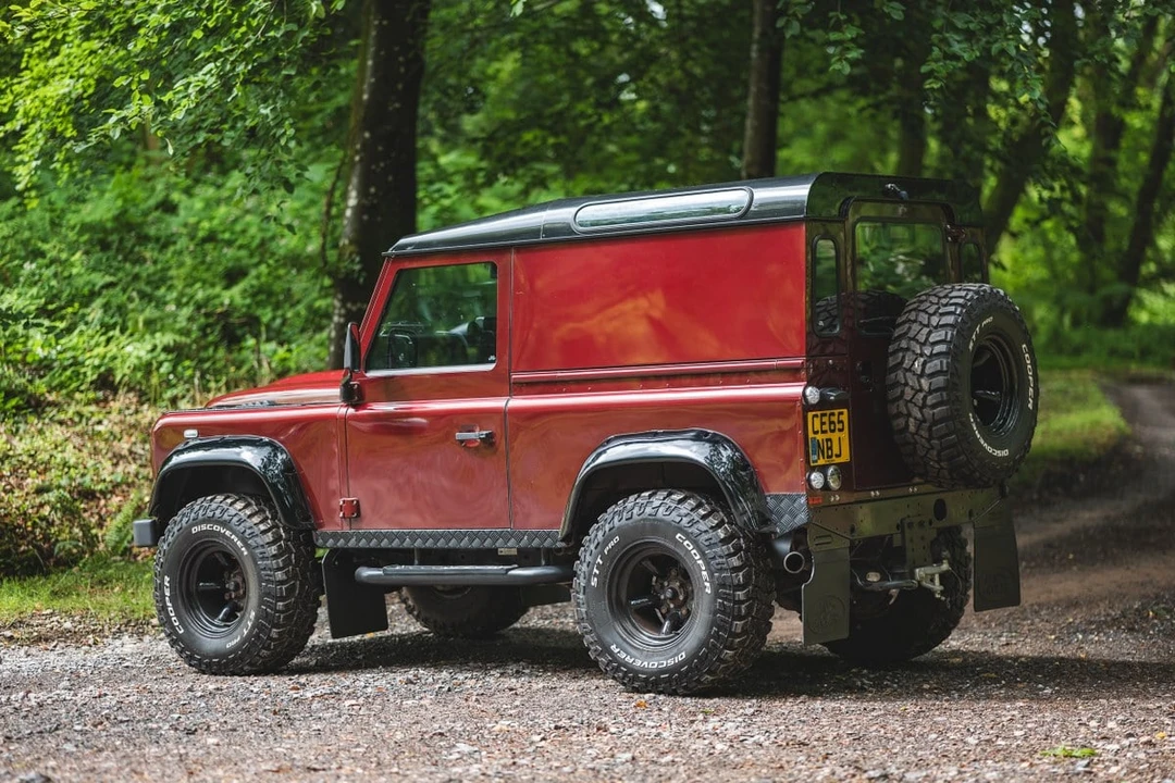 2015 Land Rover Defender 90 - Image 6 of 30