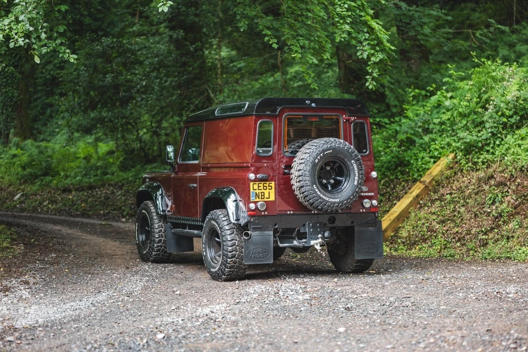2015 Land Rover Defender 90 - Image 3 of 30
