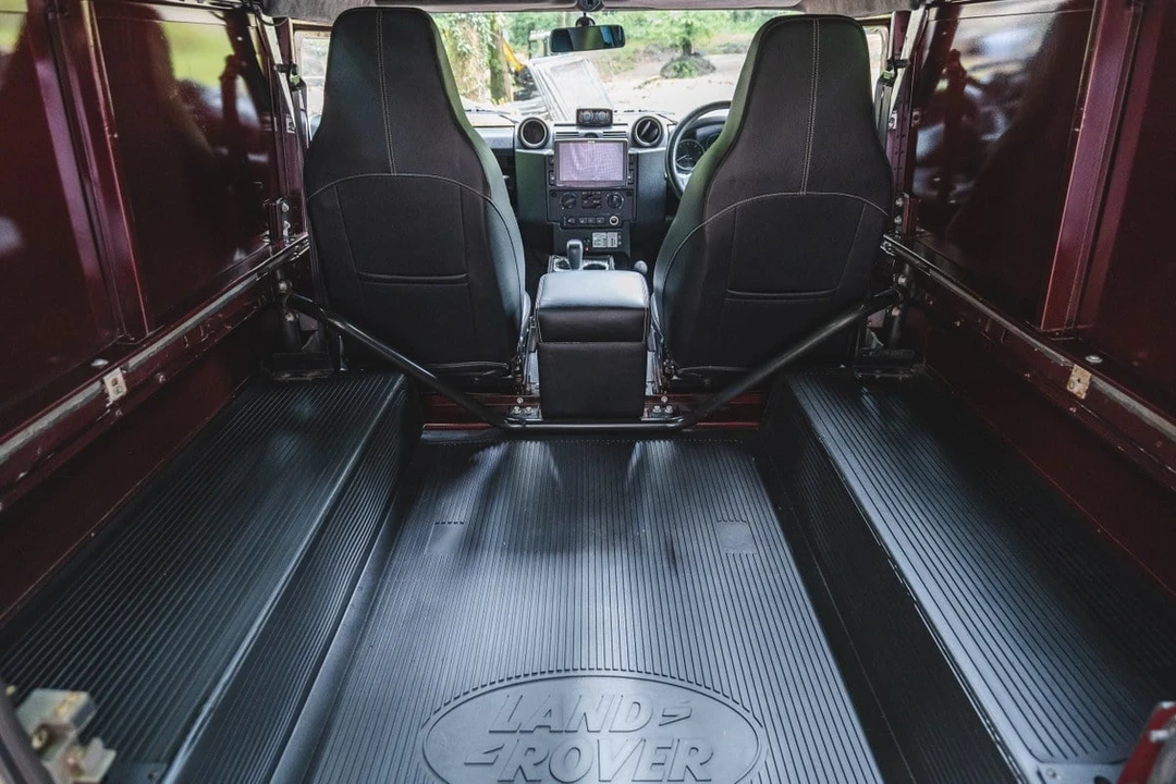2015 Land Rover Defender 90 - Image 21 of 30