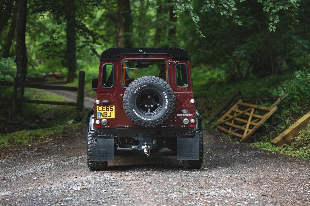 2015 Land Rover Defender 90 - Image 7 of 30