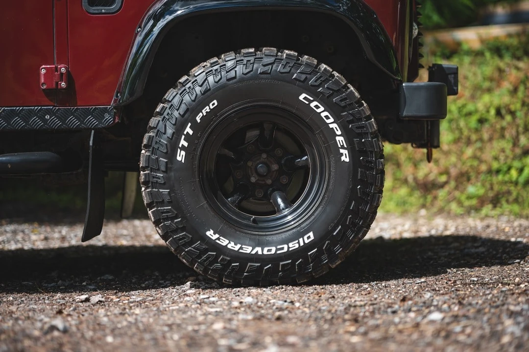 2015 Land Rover Defender 90 - Image 14 of 30